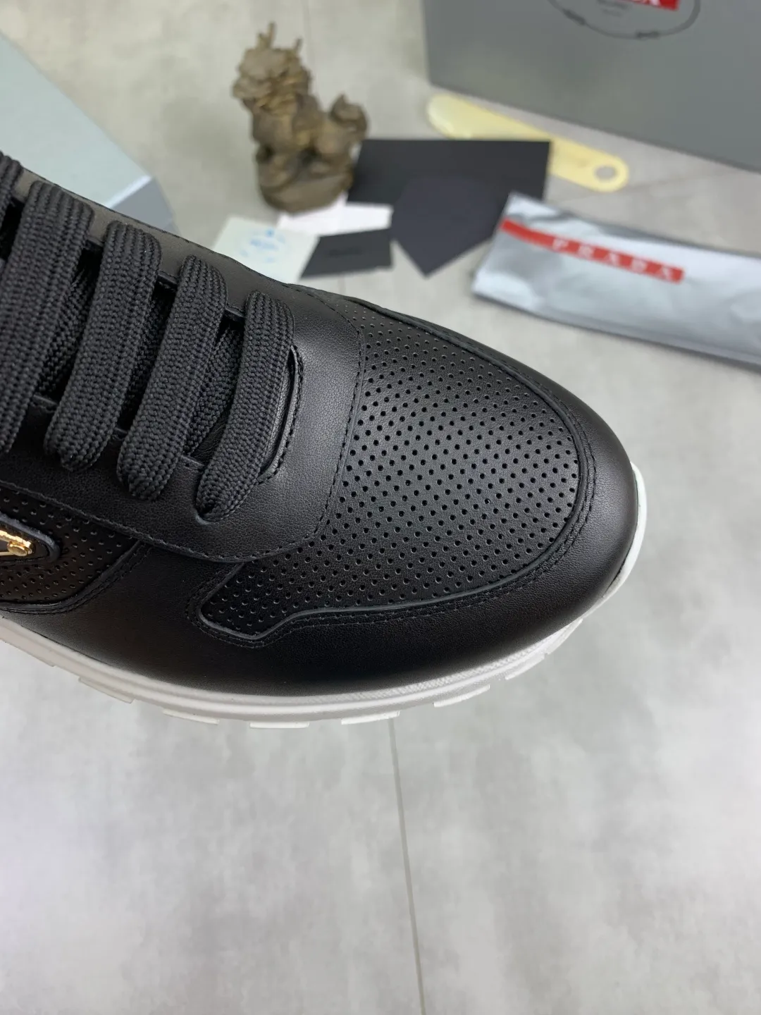 Men's shoes 💰P520 new (higher version) new PRADA (Prada) classic models are on the market at the same time, new men's shoes, 😘fabrics are selected from original imported calfskin. First layer of imported cowhide lining. The original version is awesome! 👍🏿Original open-molded non-slip PU outsole, with exquisite lines, simple and elegant, super comfortable and classy on foot, suitable for leisure travel. Code number: 38-45 (46 customized) 2️⃣ colors available